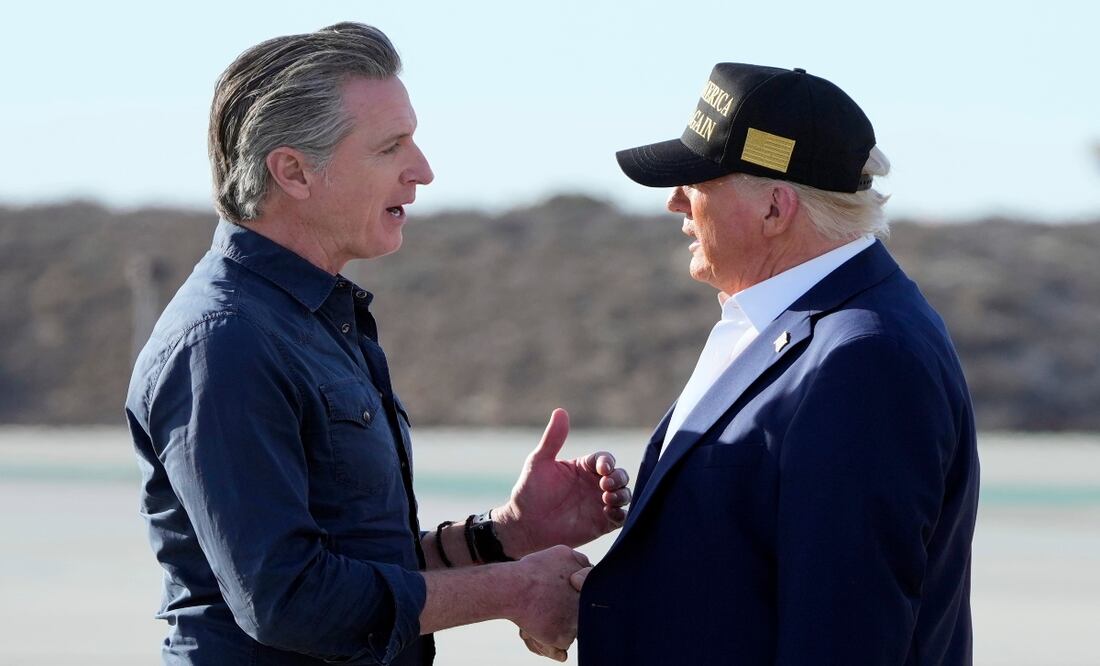 Trump amenaza con condicionar recursos a zonas afectadas por desastres en EU. Foto: AP