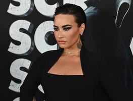 Demi Lovato delinea su silueta con ajustado vestido negro en estreno de Scream VI