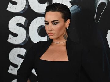 Demi Lovato delinea su silueta con ajustado vestido negro en estreno de Scream VI