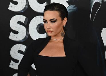 Demi Lovato delinea su silueta con ajustado vestido negro en estreno de Scream VI