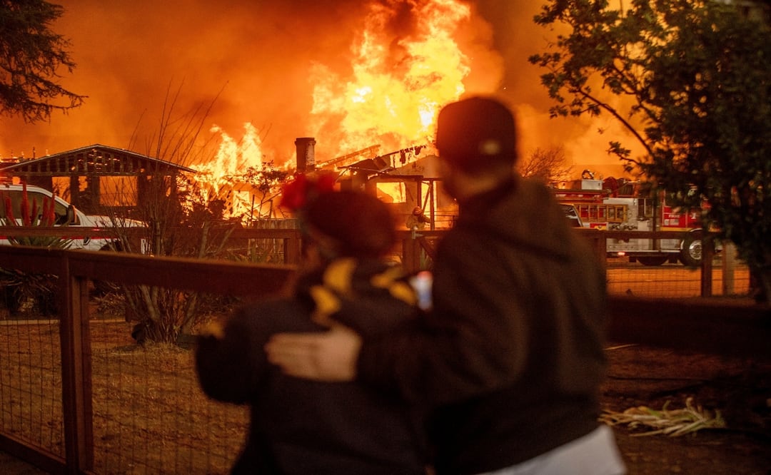 Aumenta a cinco el número de muertos por los incendios en Los Ángeles. Foto: AP