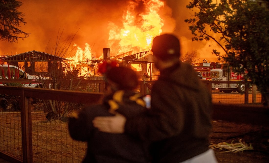 Aumenta a cinco el número de muertos por los incendios en Los Ángeles. Foto: AP