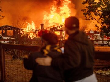 Aumenta a cinco el número de muertos por los incendios en Los Ángeles