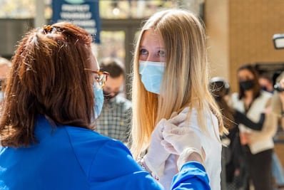 Analizarán en EU problemas cardiacos entre adolescentes tras vacuna de Covid