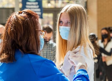 Analizarán en EU problemas cardiacos entre adolescentes tras vacuna de Covid