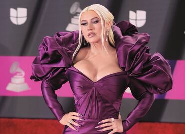 Christina Aguilera festeja sus 42 años en coqueta bata estilo braless