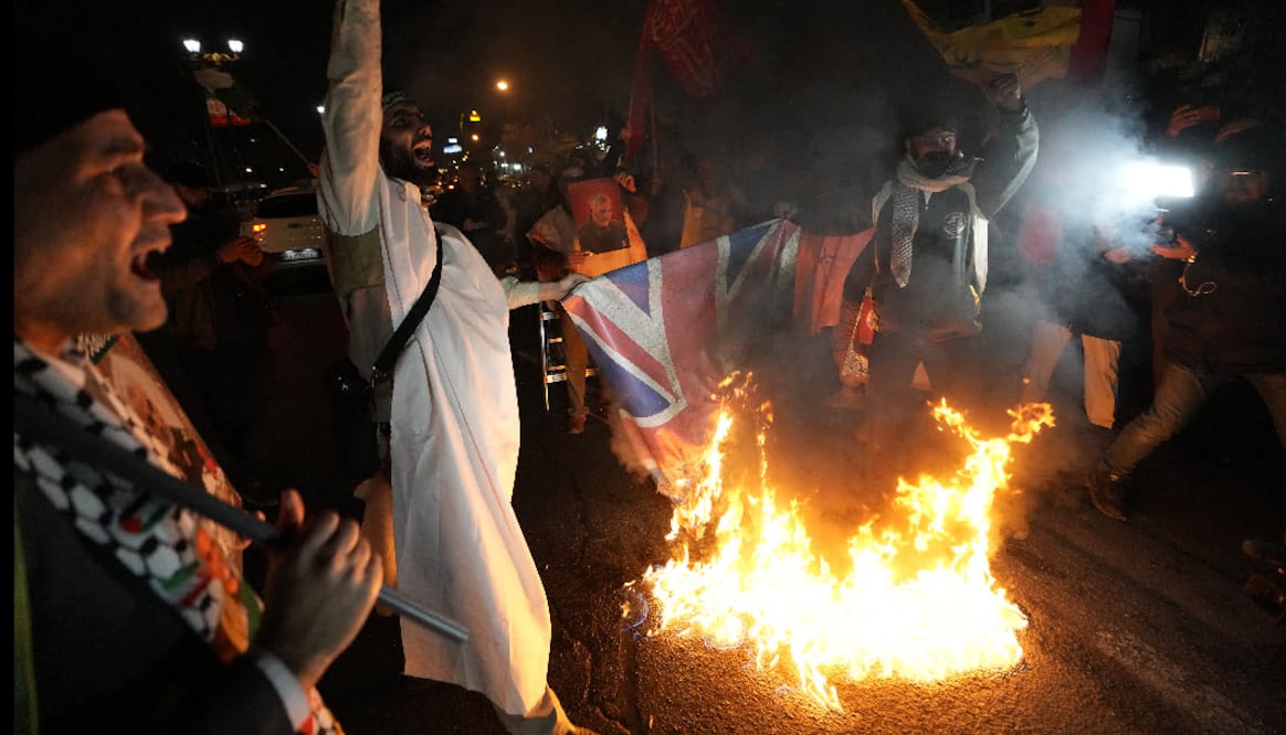 Hutíes desafían a Estados Unidos y al Reino Unido tras bombardeos contra Yemen. (AP Photo/Vahid Salemi)