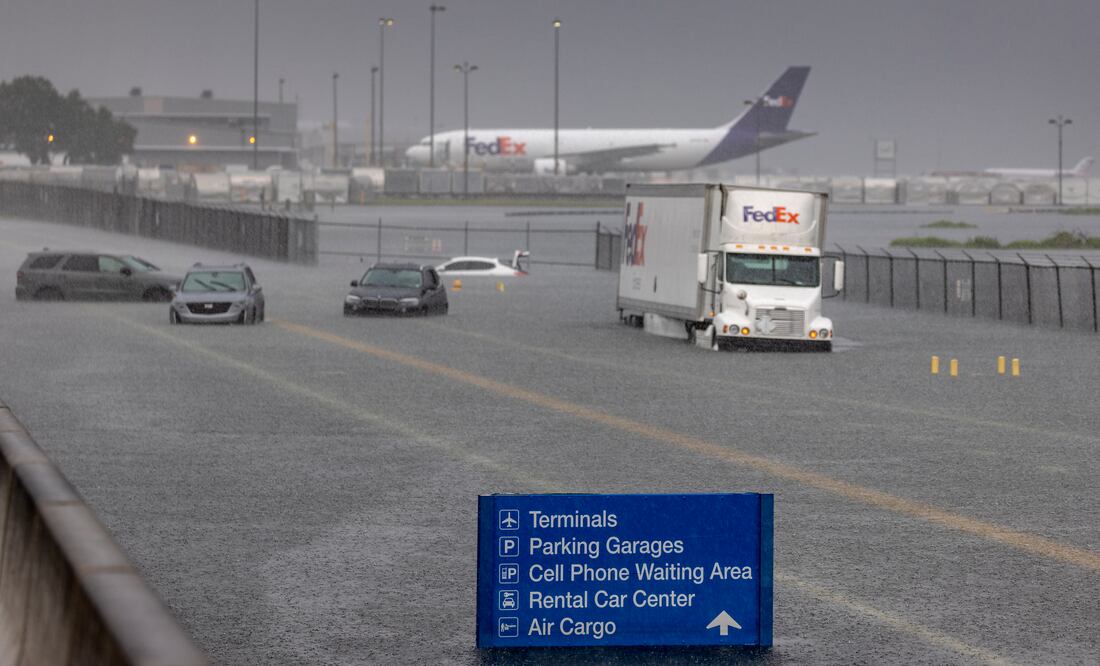 Reportan desabasto de gasolina en el sur de Florida tras inundaciones de la semana pasada. EFE/EPA/CRISTOBAL HERRERA-ULASHKEVICH