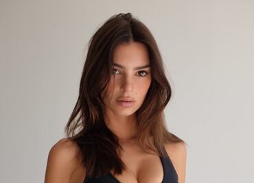 Emily Ratajkowski presume silueta con sesión en bikini negro