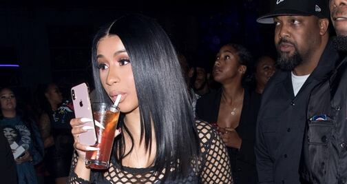 Cardi B deja poco a la imaginación con vestido de red