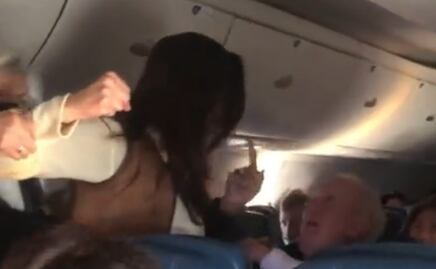 Arrestan a mujer por dar cachetada a pasajero durante vuelo en EU