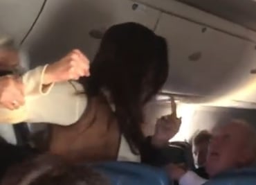 Arrestan a mujer por dar cachetada a pasajero durante vuelo en EU