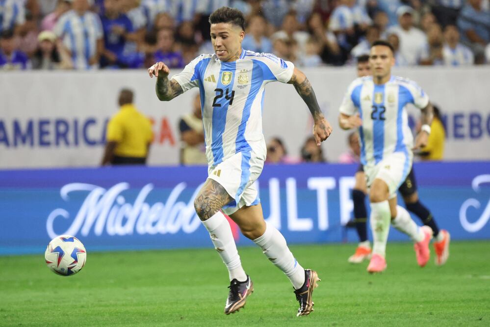 Escándalo en la selección argentina: Enzo Fernández se disculpa por cánticos racistas, Chelsea reacciona. EFE/EPA/LESLIE PLAZA JOHNSON