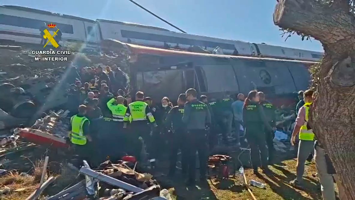 Choque de trenes en España deja al menos 64 muertos y un centenar de heridos: qué se sabe de la tragedia. Foto: EFE/EPA/GUARDIA CIVIL HANDOUT