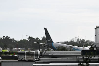 Avión de Amazon se sale de la pista al aterrizar en Miami y termina en llamas
