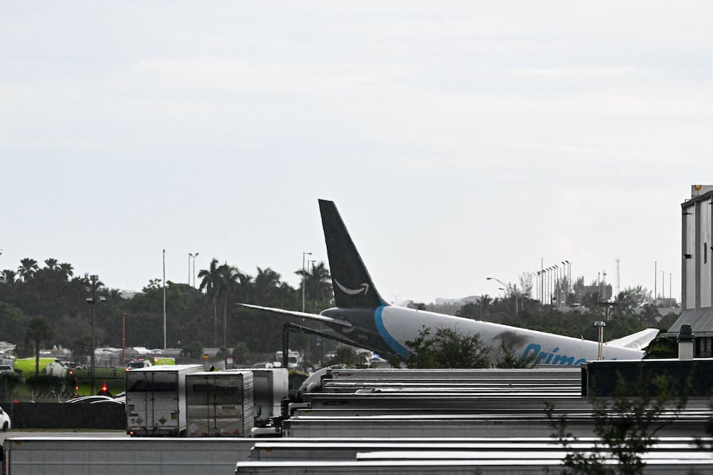 Avión de Amazon se sale de la pista al aterrizar en Miami y termina en llamas. (Photo by CHANDAN KHANNA / AFP)