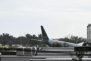 Avión de Amazon se sale de la pista al aterrizar en Miami; termina en llamas y mata a cinco