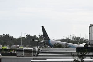 Avión de Amazon se sale de la pista al aterrizar en Miami; termina en llamas y mata a cinco