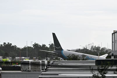 Avión de Amazon se sale de la pista al aterrizar en Miami; termina en llamas y mata a cinco