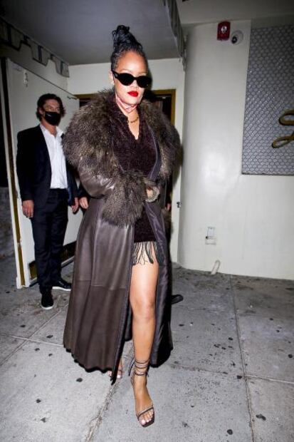 Rihanna 'roba miradas' con minivestido de texturas en West Hollywood