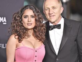 Salma Hayek impacta con figura curvilínea y vestido negro ceñido