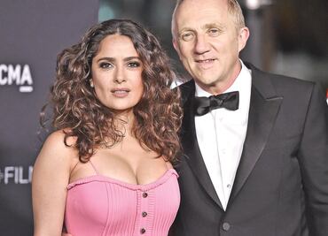 Salma Hayek impacta con figura curvilínea y vestido negro ceñido