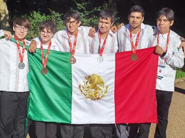Jóvenes mexicanos ganan oro, bronce y plata en la Olimpiada Internacional de Matemáticas; Rogelio Guerrero logra el bicampeonato