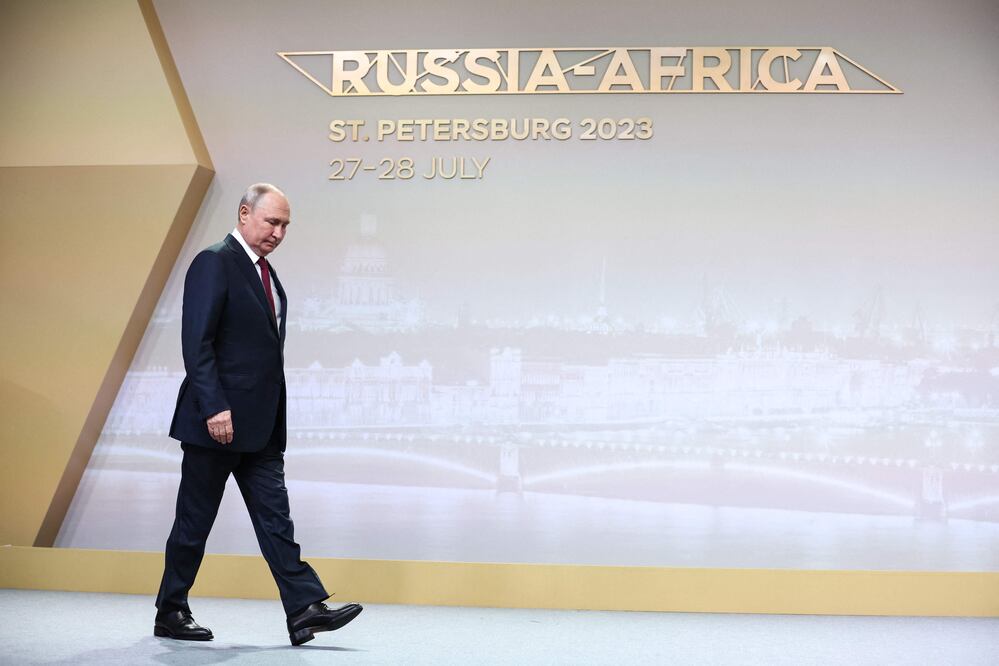 El presidente Vladimir Putin prometió este jueves, en la apertura de una cumbre Rusia-África en San Petersburgo, que enviará granos gratis a seis países de ese continente. (Photo by Sergei BOBYLYOV / TASS Host Photo Agency / AFP) / RESTRICTED TO EDITORIAL USE - MANDATORY CREDIT "AFP PHOTO / TASS Host Photo Agency / Sergei Bobylyov" - NO MARKETING NO ADVERTISING CAMPAIGNS - DISTRIBUTED AS A SERVICE TO CLIENTS