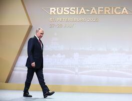 Putin busca respaldo en África: Regala helicóptero presidencial a líder de Zimbabue