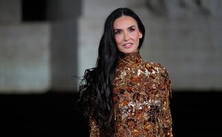Demi Moore deja a todos boquiabiertos con vestido transparente en la gala de LACMA