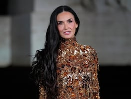 Demi Moore deja a todos boquiabiertos con vestido transparente en la gala de LACMA