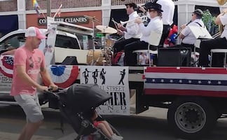 Al menos 5 muertos y 24 heridos en tiroteo durante desfile del 4 de julio