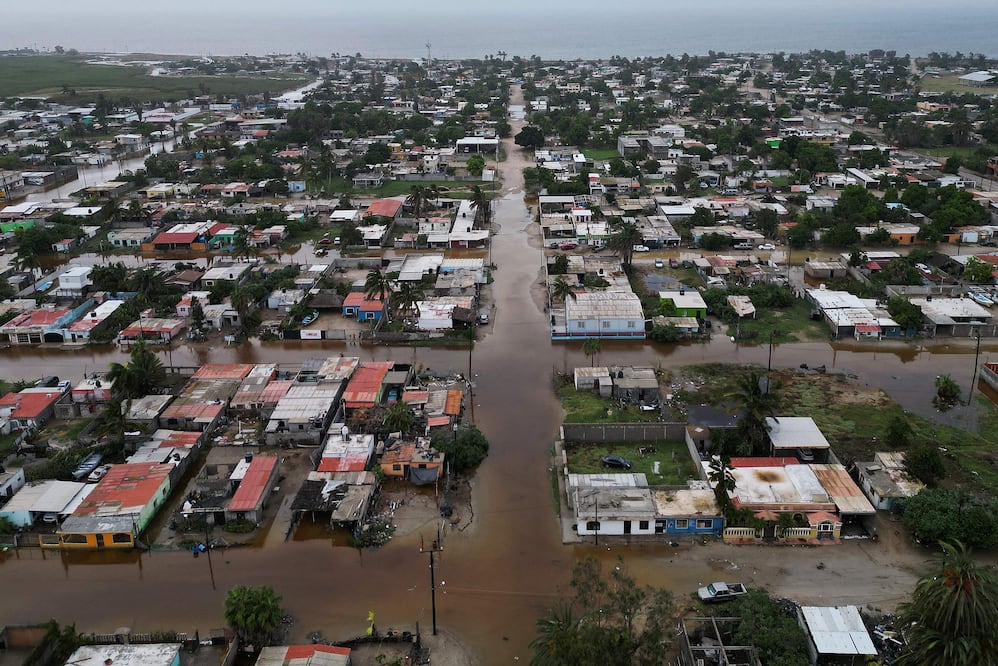 Huracán Polo deja Baja California Sur con saldo blanco y avanza hacia Sonora. (Photo by Carl de Souza / AFP)