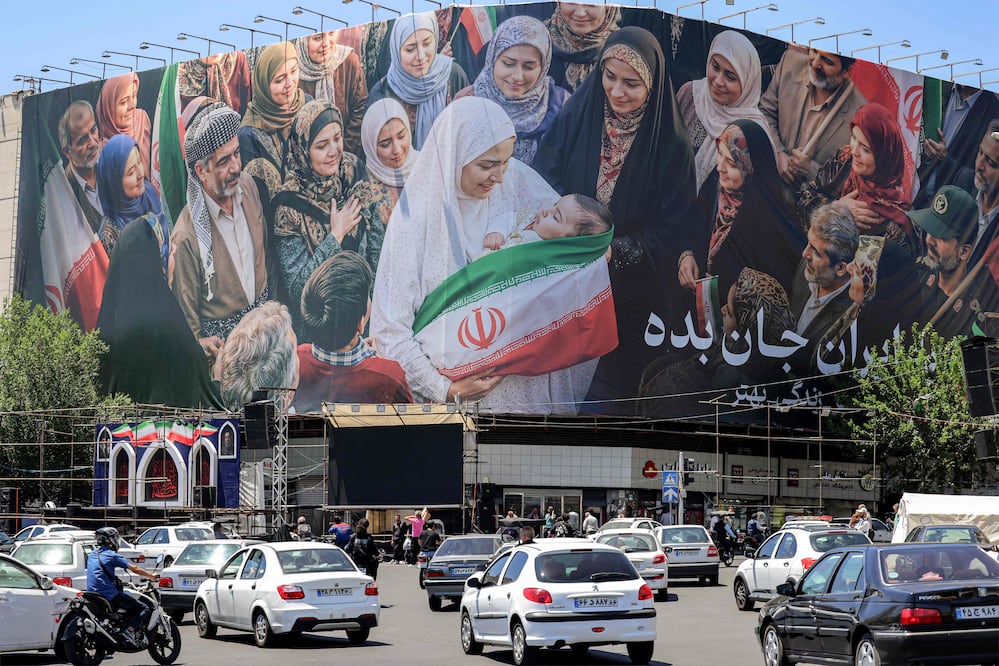 Indignación mundial: Irán ejecuta a mujer que dio a luz en prisión y deja huérfano a un niño de 2 años. (Photo by ATTA KENARE / AFP)