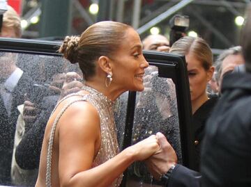 Jennifer Lopez arrasa con figura de impacto al usar vestido de raja