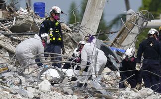 Rescatan 3 cuerpos más entre restos de edificio demolido en Miami