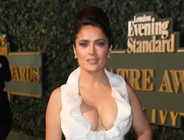 Salma Hayek y el bikini negro con el que vacacionó en la playa