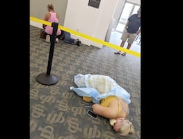 Foto muestra a pacientes en el suelo mientras esperan tratamiento Covid en Florida