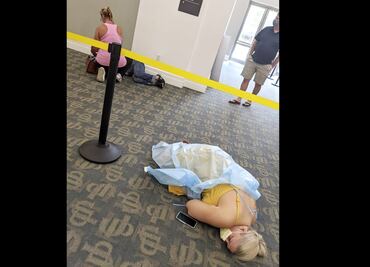 Foto muestra a pacientes en el suelo mientras esperan tratamiento Covid en Florida