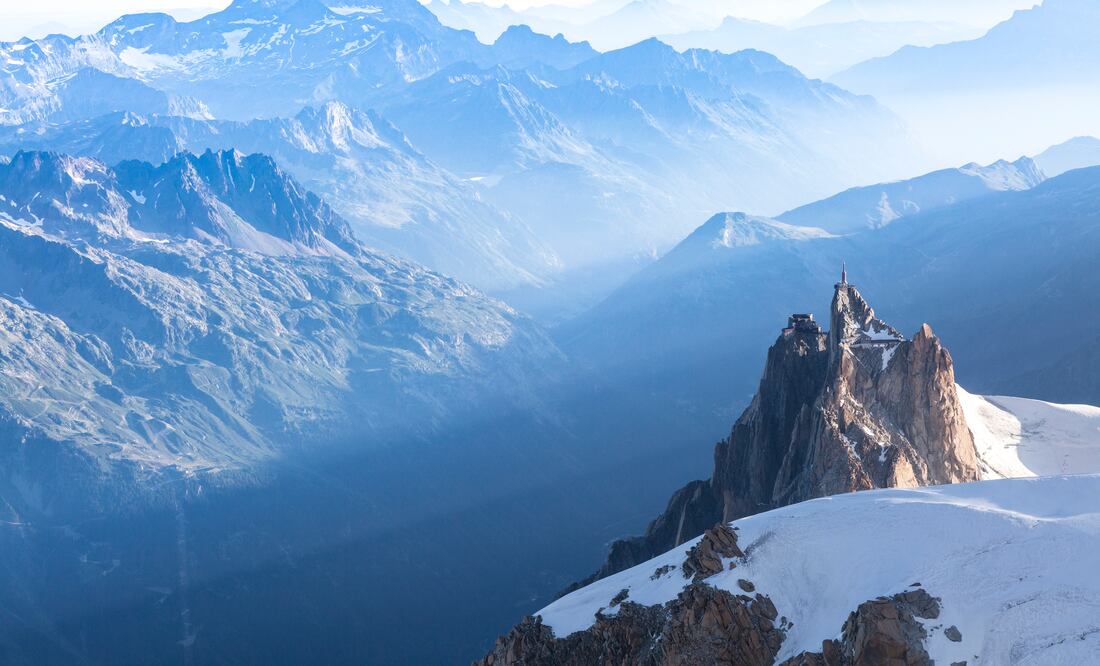 Al menos dos personas murieron este jueves en una avalancha en la montaña del Mont Blanc. Foto iStock/ Taras Khimchak