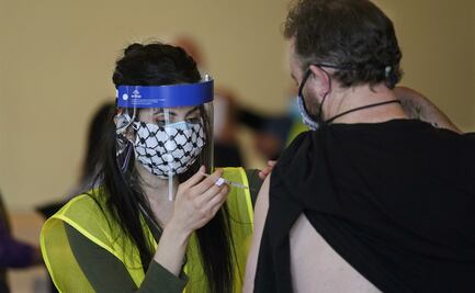 Polémica en EU por voluntarios que reciben vacuna anti covid