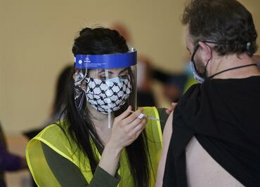 Polémica en EU por voluntarios que reciben vacuna anti covid