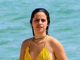 Camila Cabello presume silueta con bikini negro a bordo de yate