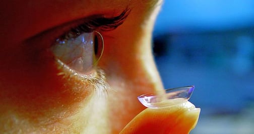 6 consejos de higiene si vas viajar y usas lentes de contacto