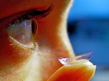 6 consejos de higiene si vas viajar y usas lentes de contacto