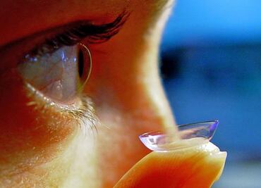 6 consejos de higiene si vas viajar y usas lentes de contacto