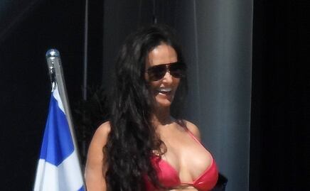 Demi Moore presume figura 'irreal' con bikini rosa a los 59 años