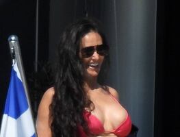 Demi Moore presume figura 'irreal' con bikini rosa a los 59 años