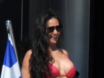 Demi Moore presume figura 'irreal' con bikini rosa a los 59 años