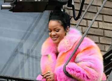 Captan a Rihanna grabando nuevo video musical en NY con crop top y minishort